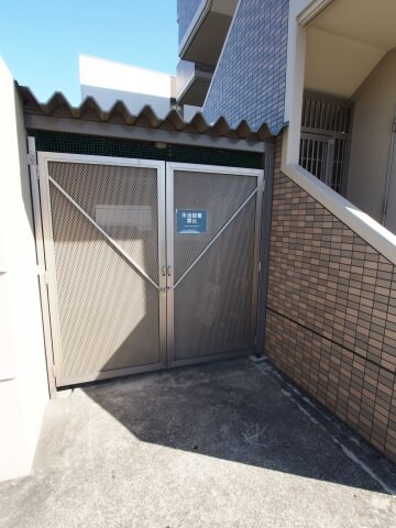 物件内観写真5　(敷地内ゴミ捨場)