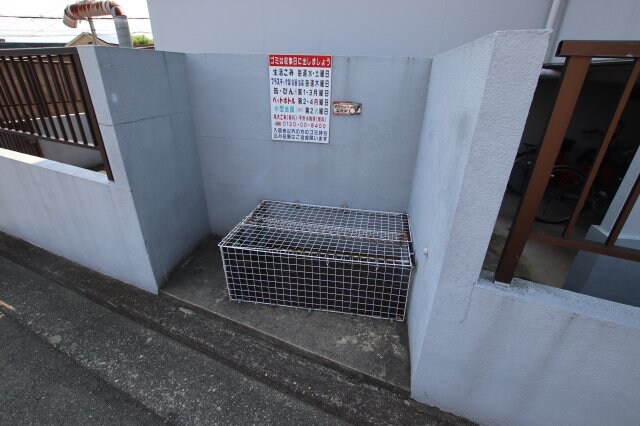 物件内観写真5　(敷地内ゴミ置き場)