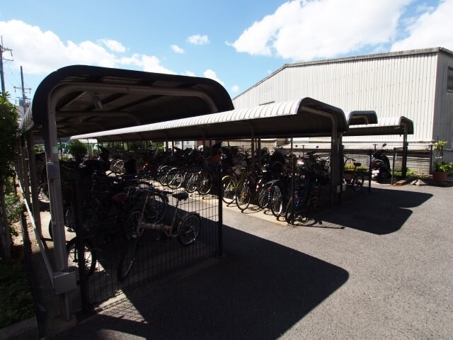 物件内観写真4　(駐輪場)