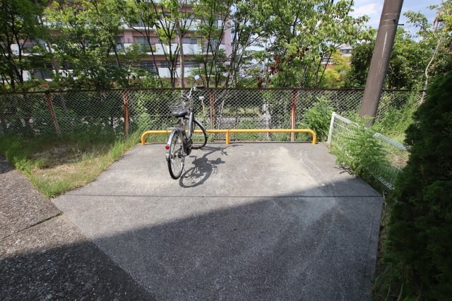 物件内観写真4　(駐輪場)