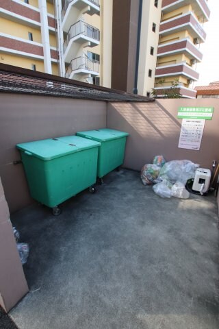 物件内観写真5　(敷地内ゴミ捨場)