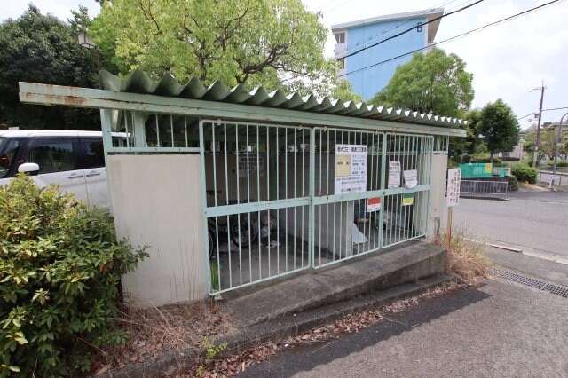 物件内観写真5　(敷地内ゴミ置き場)