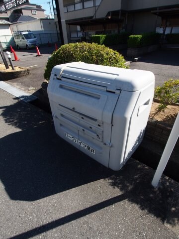 物件内観写真4　(敷地内ゴミ捨場)