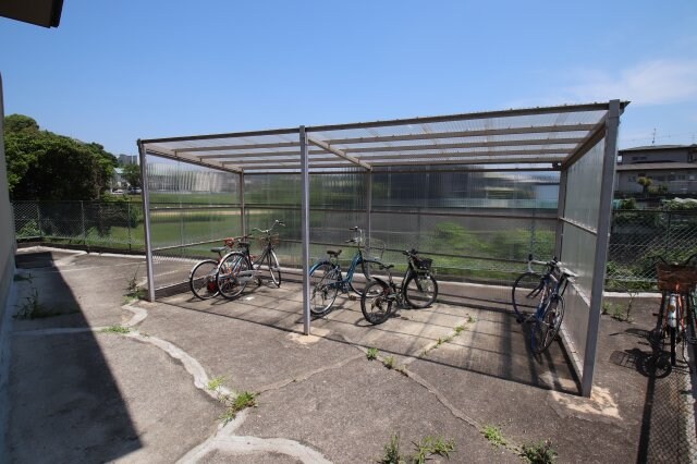 物件内観写真3　(駐輪場)