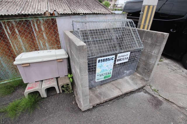物件内観写真4　(敷地内ごみ置き場)