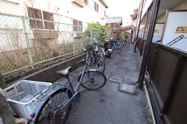 物件内観写真3　(駐輪場)
