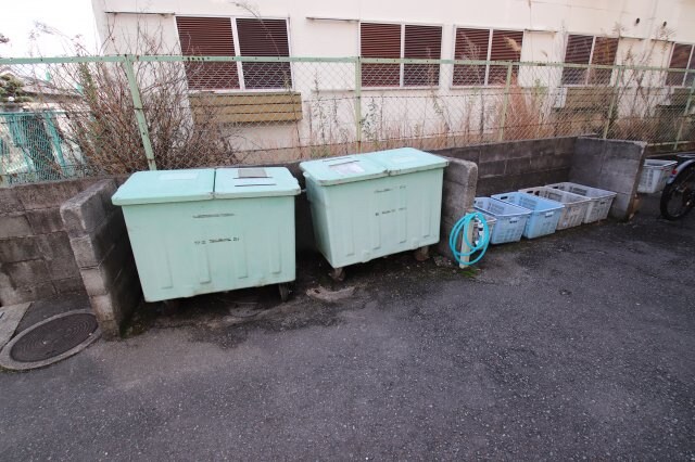 物件内観写真4　(敷地内ゴミ置き場)