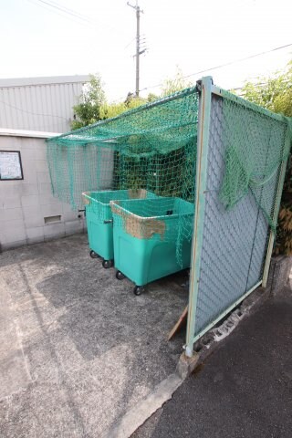 物件内観写真4　(敷地内ゴミ捨場)