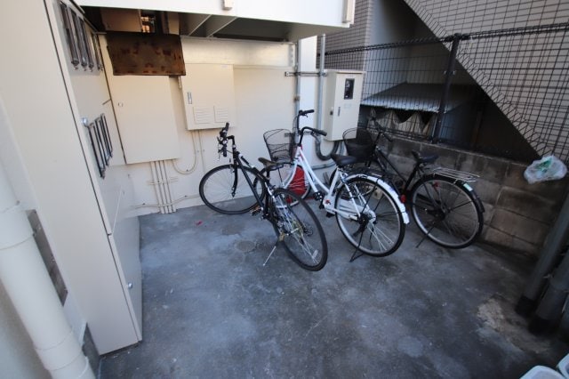 物件内観写真3　(駐輪場)