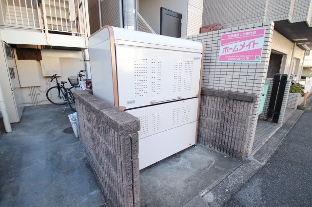 物件内観写真4　(敷地内ゴミ捨場)