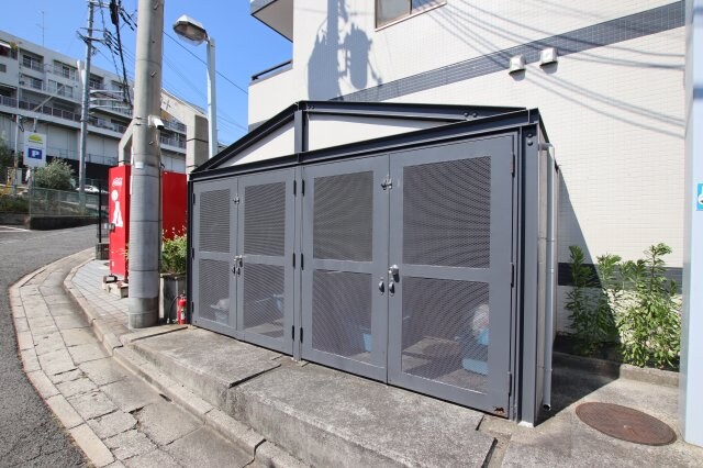 物件内観写真5　(敷地内ゴミ捨場)