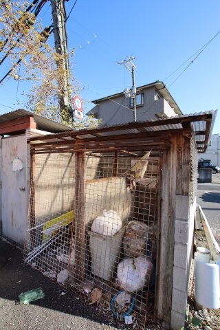 物件内観写真4　(敷地内ゴミ捨場)