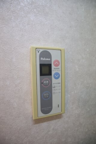 物件内観写真18　(給湯器リモコン)
