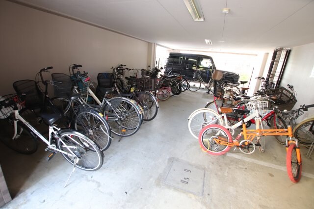 物件内観写真3　(駐輪場)