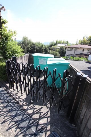 物件内観写真4　(敷地内ゴミ置き場)