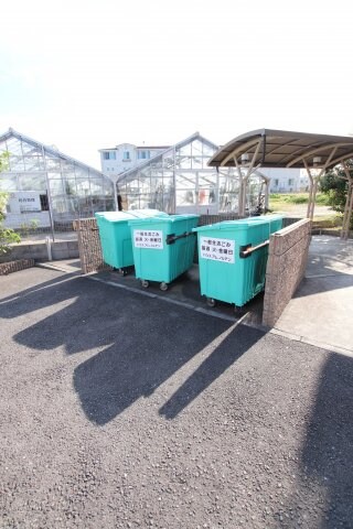 物件内観写真5　(敷地内ゴミ捨場)