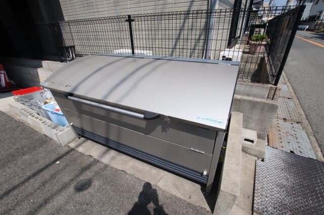 物件内観写真5　(敷地内ゴミ捨場)