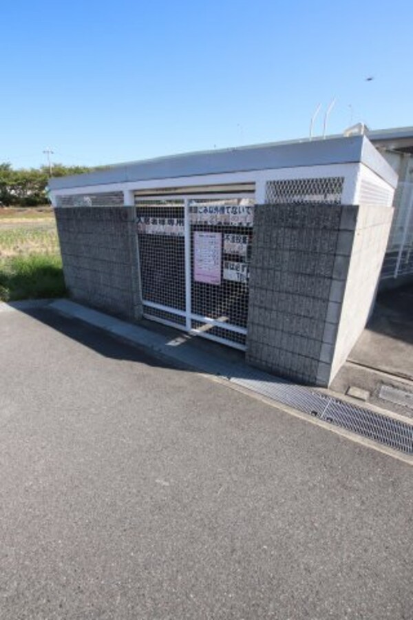 建物設備(敷地内ゴミ捨場)