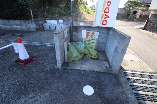 物件内観写真5　(敷地内ゴミ捨場)