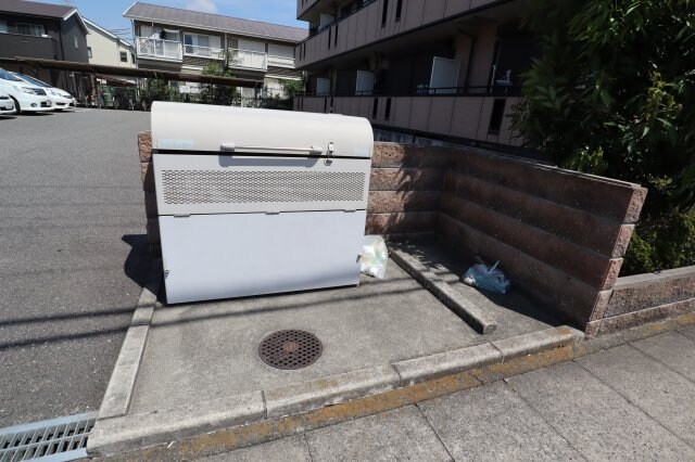 物件内観写真4　(敷地内ゴミ捨場)