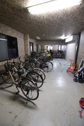 物件内観写真3　(駐輪場)