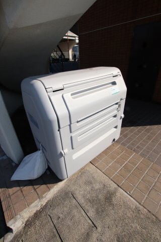 物件内観写真4　(敷地内ゴミ捨場)