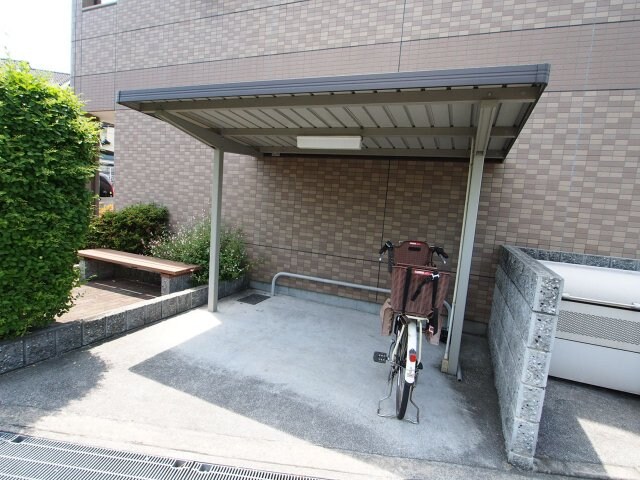物件内観写真4　(駐輪場)