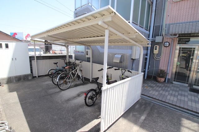 物件内観写真3　(駐輪場)
