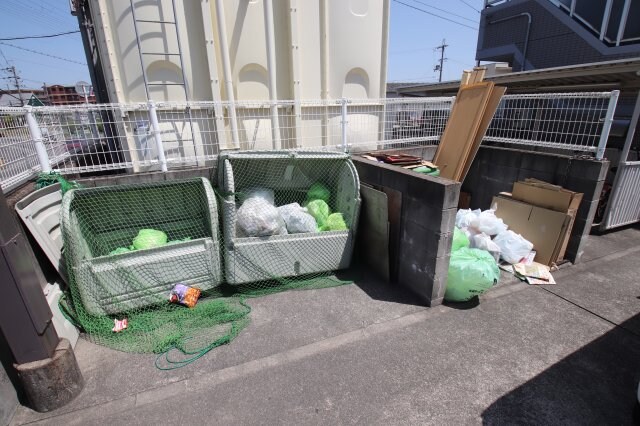 物件内観写真4　(敷地内ゴミ置き場)