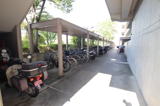 物件内観写真4　(駐輪場)