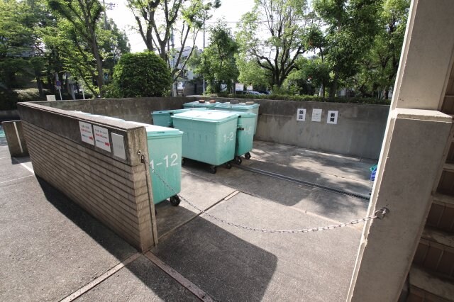 物件内観写真5　(敷地内ゴミ捨場)