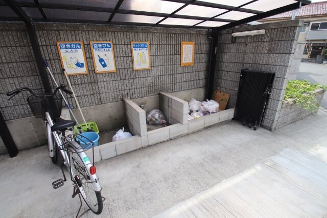 物件内観写真4　(敷地内ゴミ置き場)