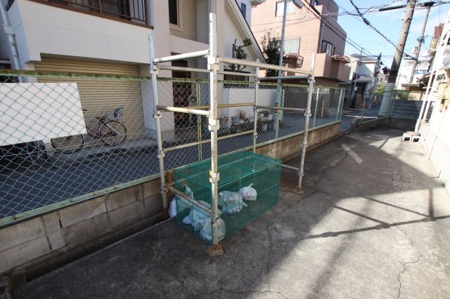 物件内観写真5　(敷地内ゴミ置き場)