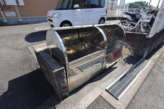 物件内観写真5　(敷地内ゴミ置き場)