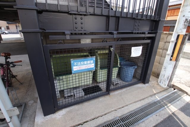 物件内観写真5　(敷地内ゴミ置き場)