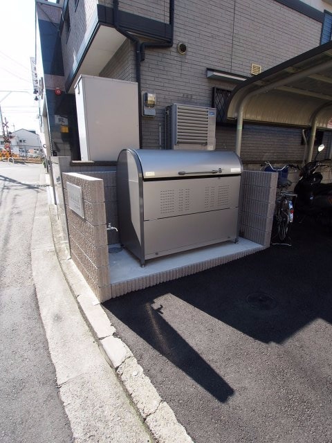 物件内観写真4　(敷地内ゴミ捨場)