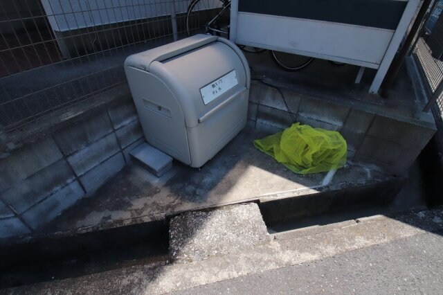 物件内観写真5　(敷地内ゴミ捨場)