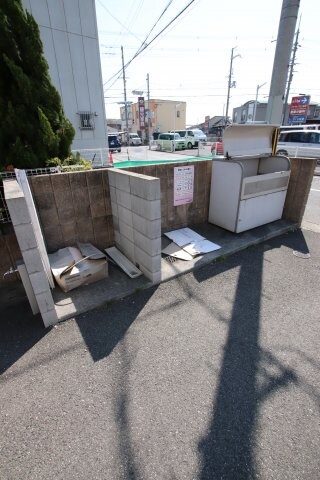 物件内観写真5　(敷地内ゴミ置き場)