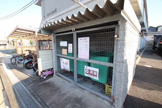 物件内観写真6　(敷地内ゴミ捨場)