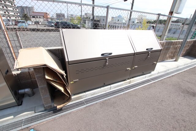 物件内観写真5　(敷地内ゴミ置き場)