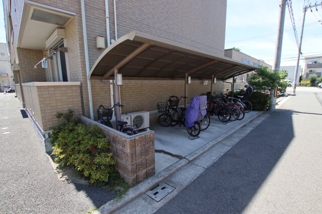 物件内観写真4　(駐輪場)