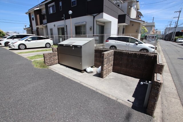 物件内観写真5　(敷地内ゴミ置き場)