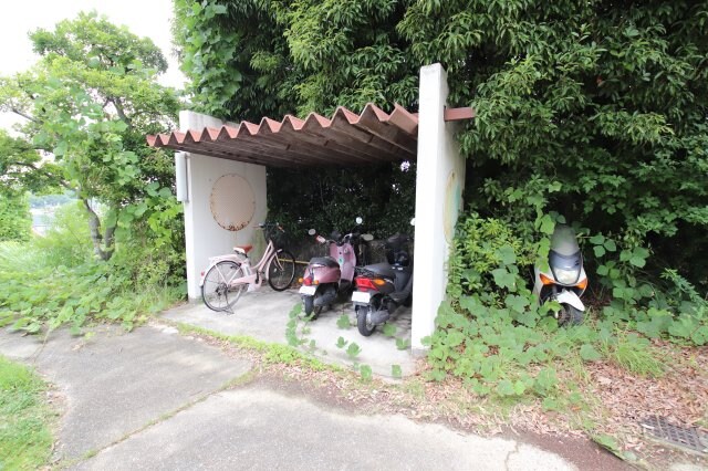 物件内観写真4　(駐輪場)