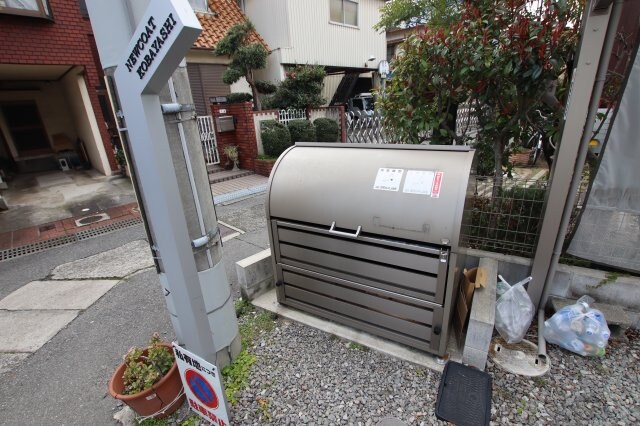 物件内観写真4　(敷地内ゴミ置き場)