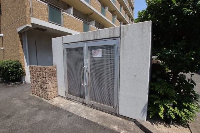 物件内観写真5　(敷地内ゴミ置き場)