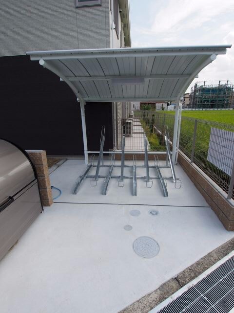 物件内観写真4　(駐輪場)