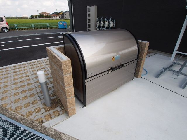 物件内観写真5　(敷地内ゴミ捨場)