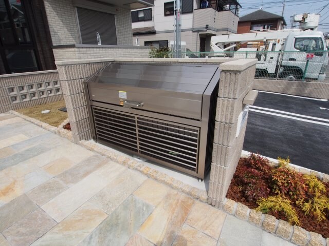 物件内観写真5　(敷地内ゴミ捨場)