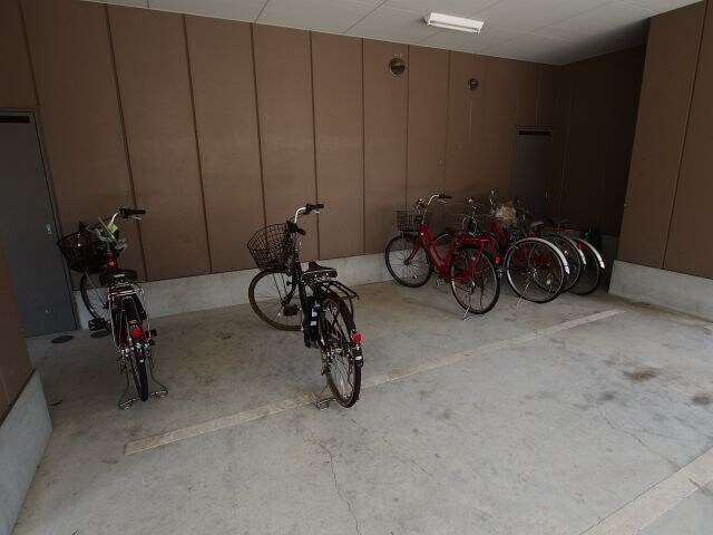 物件内観写真4　(駐輪場)