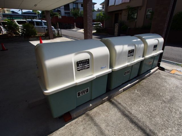 物件内観写真5　(敷地内ゴミ捨場)